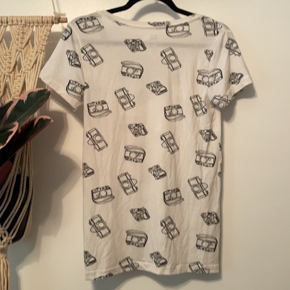 Nollie Camera Graphic v-neck Tee - Picture 4 of 7